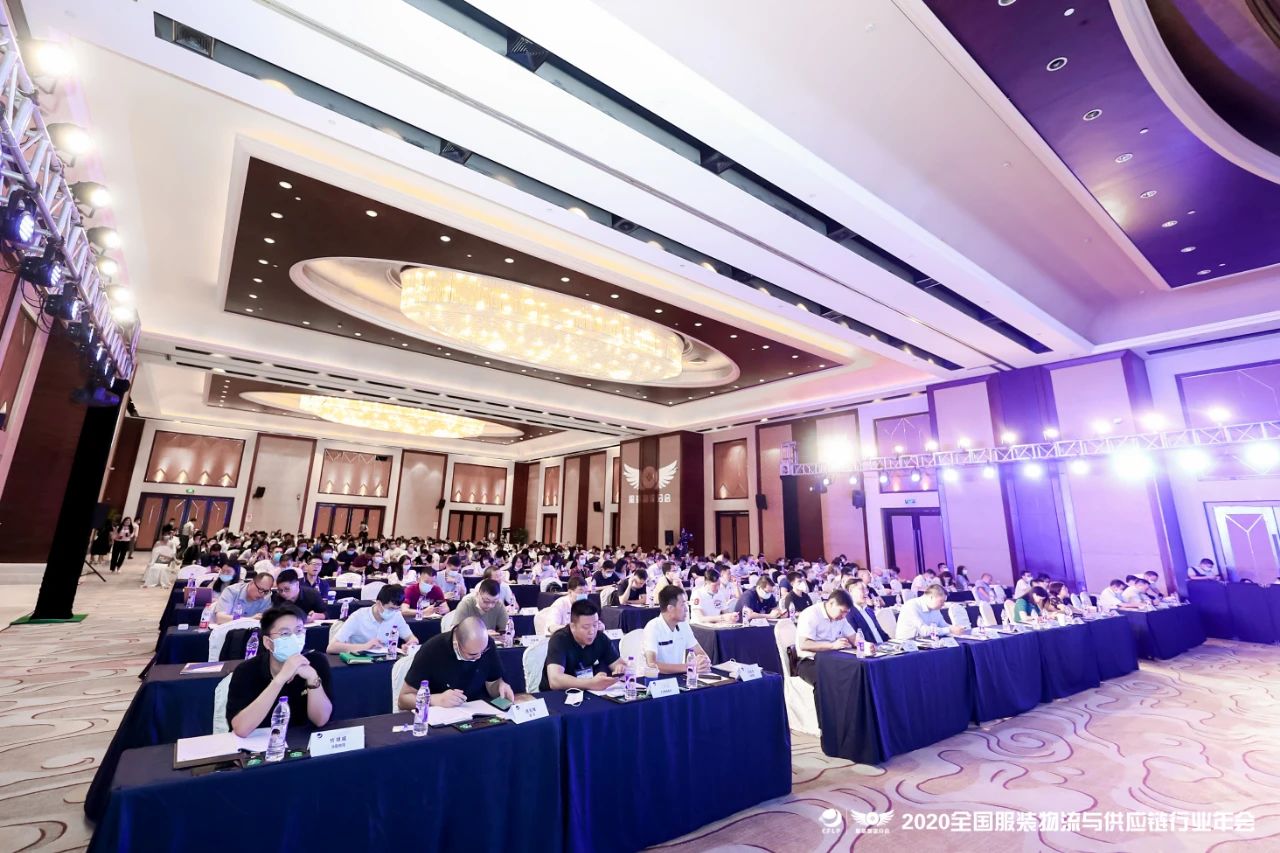 宝开常务副总裁王雷发表演讲 | 宝开再次荣获“服装物流行业优秀技术装备供应商”表彰