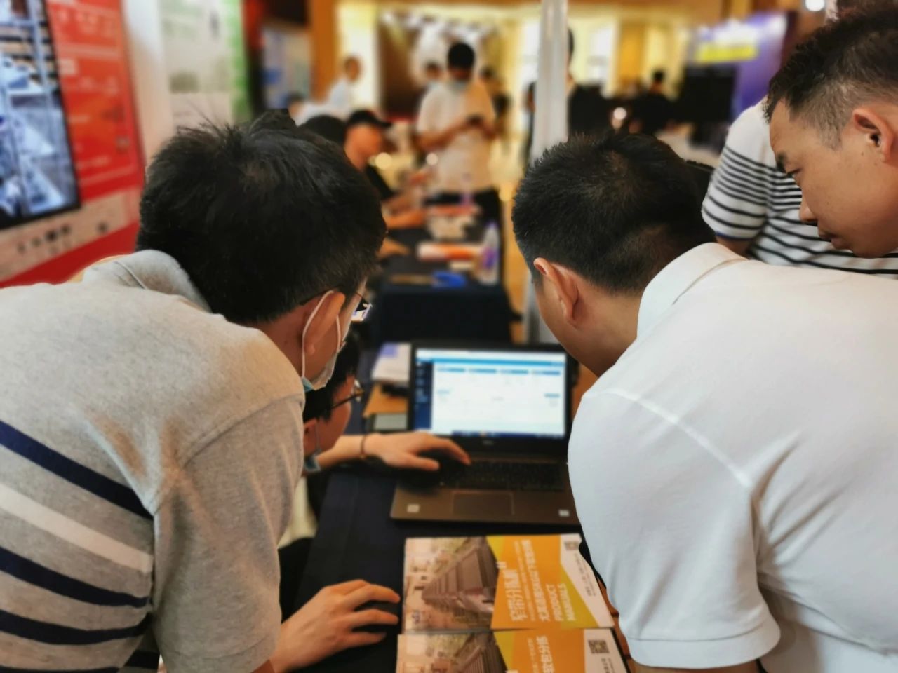 宝开常务副总裁王雷发表演讲 | 宝开再次荣获“服装物流行业优秀技术装备供应商”表彰