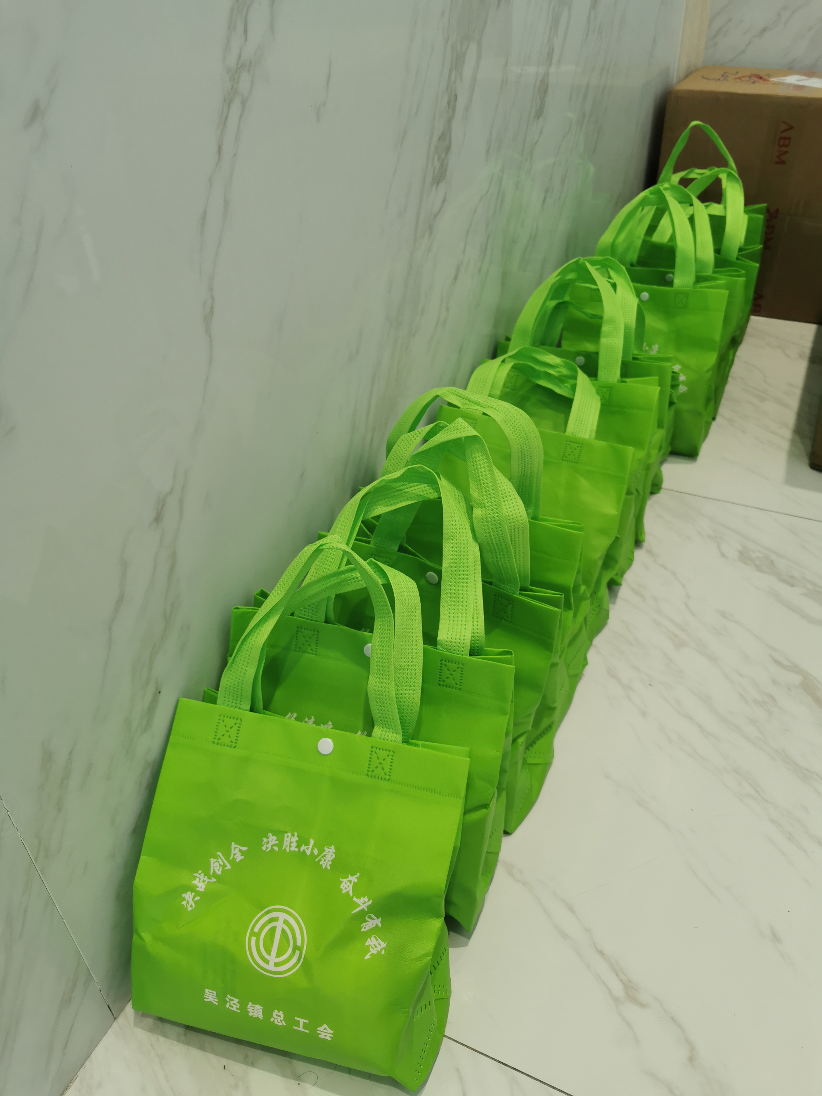 关爱职工 · 夏送清凉 | 宝开工会赴一线送清凉，致敬高温下的坚守