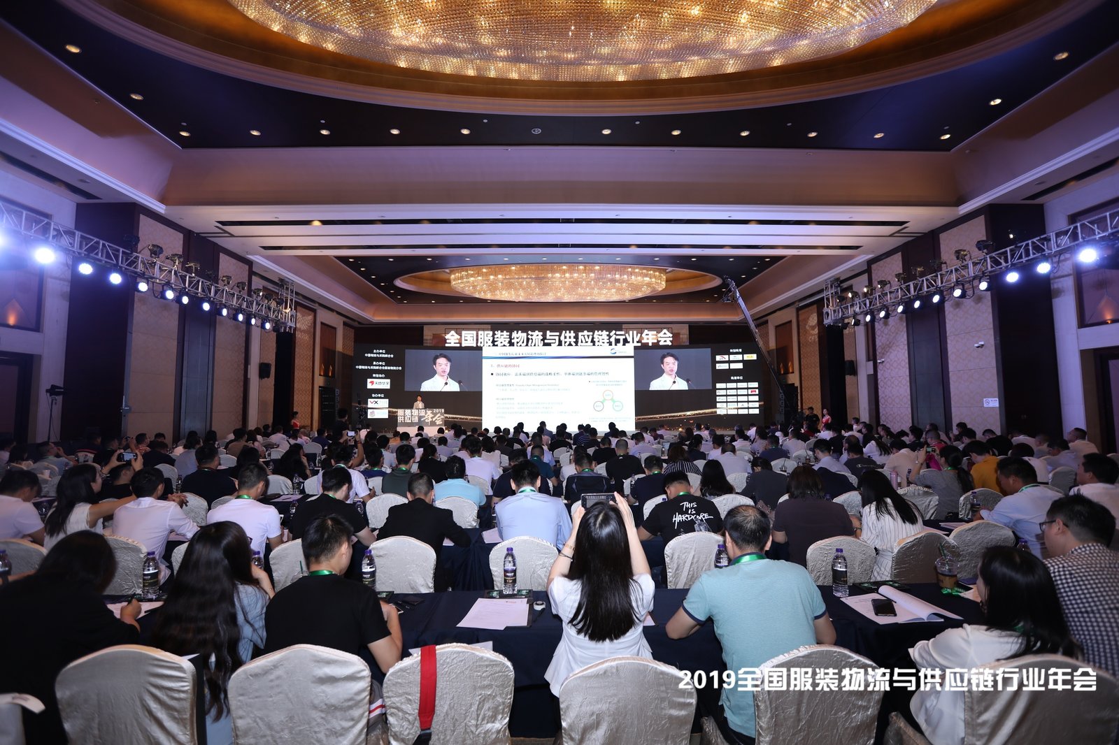 新闻 | 宝开荣获“2019服装物流行业优秀技术装备供应商”