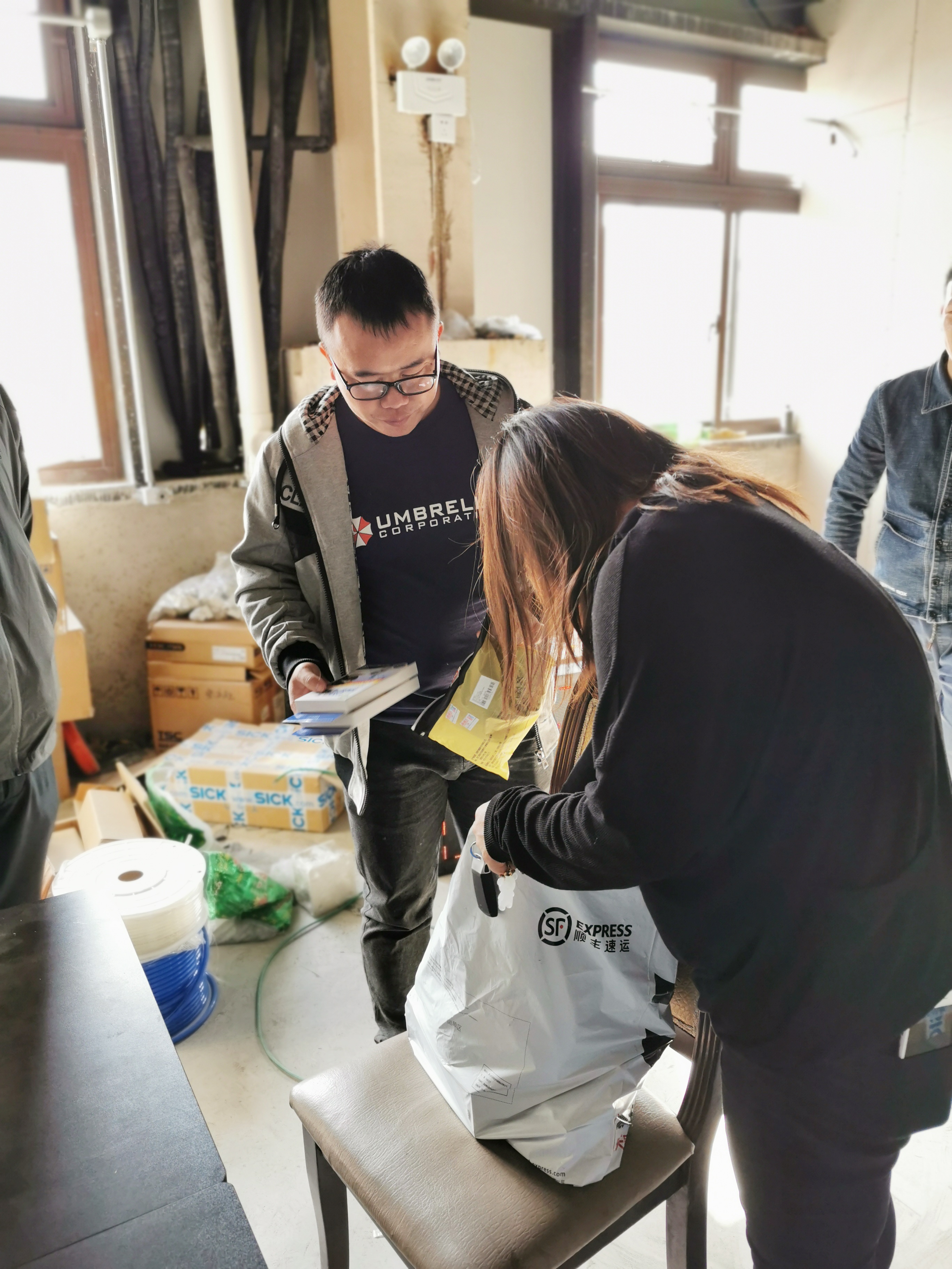 11月中旬，宝开工会组织开展“走一线、送温暖”关爱员工暖冬行动。