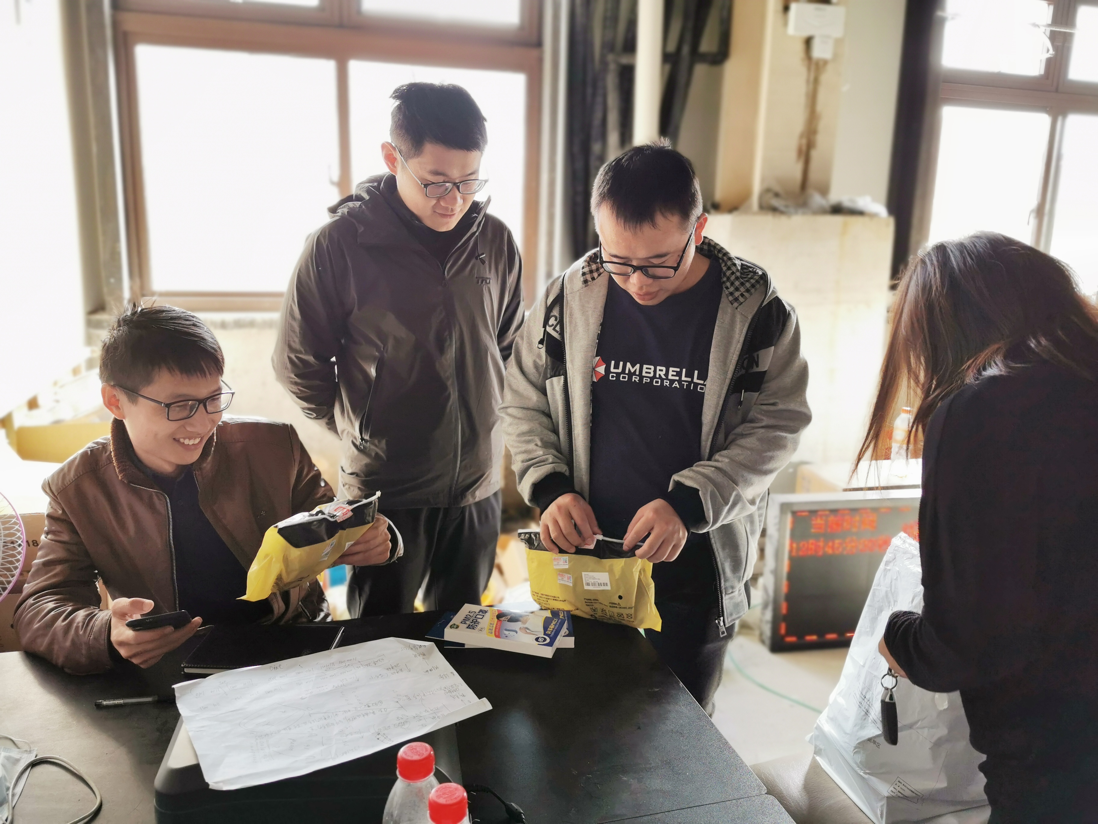 11月中旬，宝开工会组织开展“走一线、送温暖”关爱员工暖冬行动。