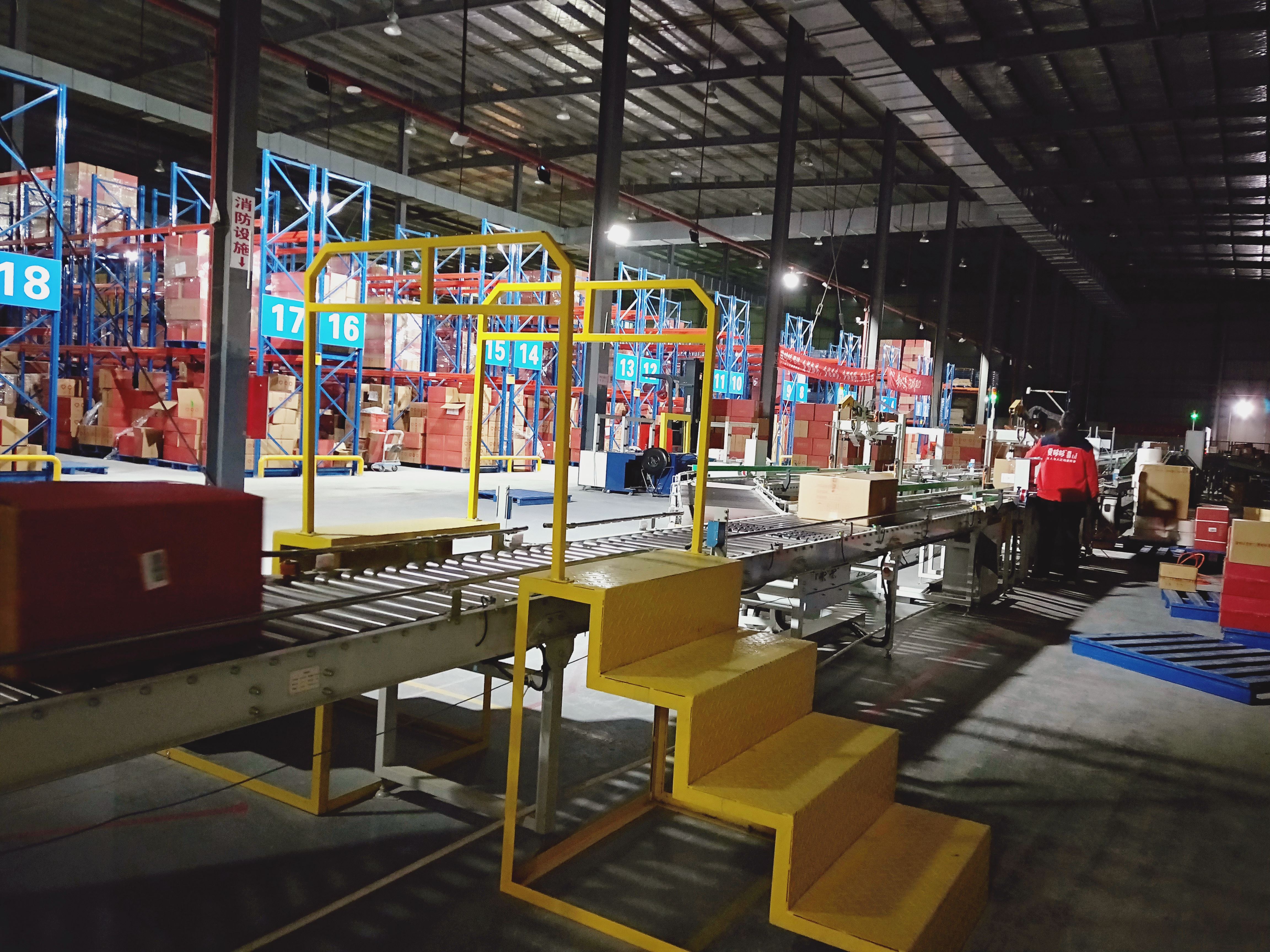 11月中旬，宝开工会组织开展“走一线、送温暖”关爱员工暖冬行动。