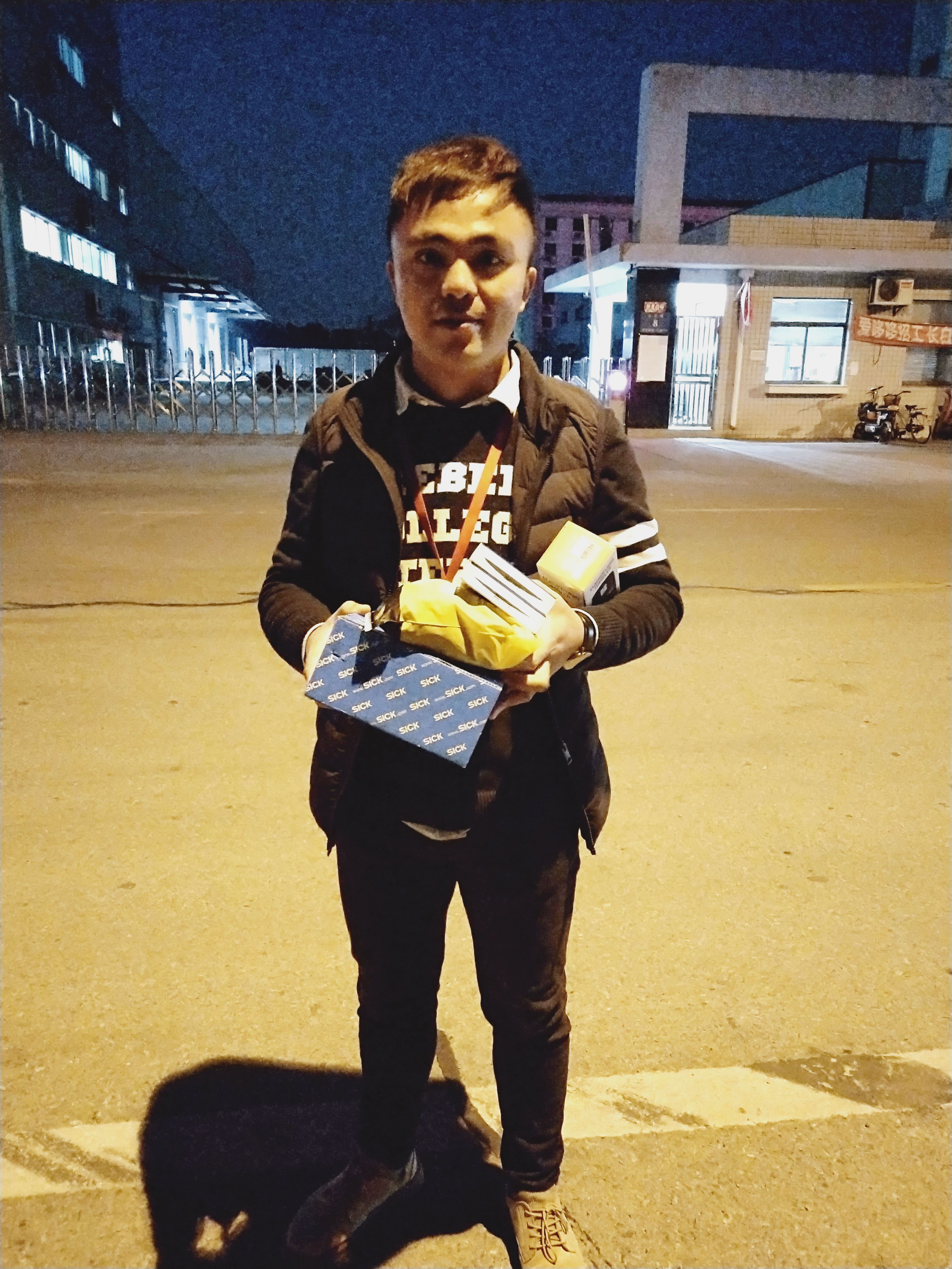 11月中旬，宝开工会组织开展“走一线、送温暖”关爱员工暖冬行动。